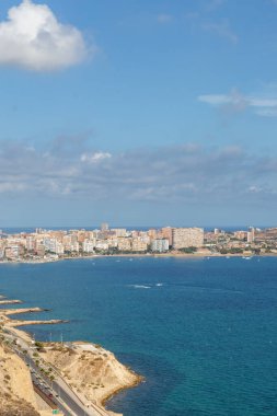Alicante City 'nin güney İspanya' daki görüntüsü. Alicante İspanya 'da plajlar, kayalıklar ve deniz. Akdeniz dilinde beyaz maliyet. 