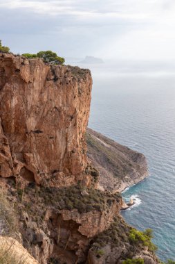 Costa Blanca, İspanya 'nın güneyinde. Plajlar, uçurumlar ve Akdeniz.