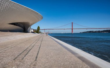 Lizbon 'daki Tejo Nehri ve Tejo Köprüsü manzarası