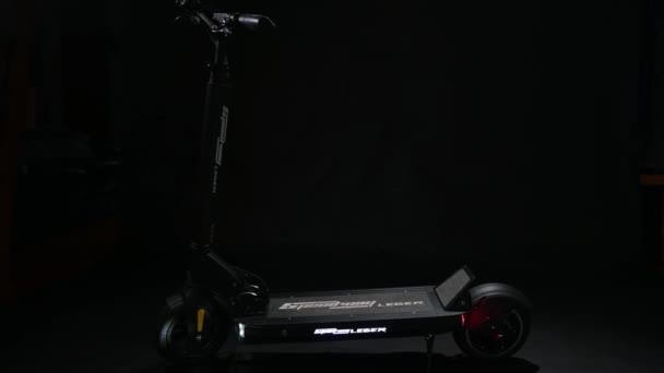Lisbona Portogallo Novembre 2021 Scooter Elettrico Nero Nuovo Modo Trasporto — Video Stock