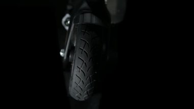 Lizbon Portekiz, 03 Kasım 2021, siyah elektrikli scooter yeni bir traktör yolu.