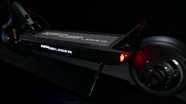 Lizbon Portekiz, 03 Kasım 2021, siyah elektrikli scooter yeni bir traktör yolu.