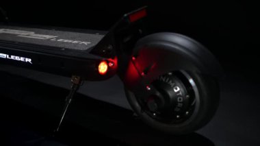 Lizbon Portekiz, 03 Kasım 2021, siyah elektrikli scooter yeni bir traktör yolu.