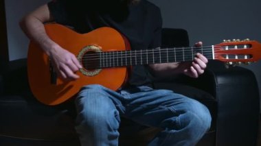 Akustik gitar çalmak eller