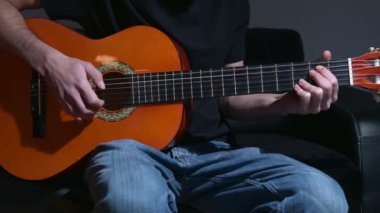 Akustik gitar çalmak eller
