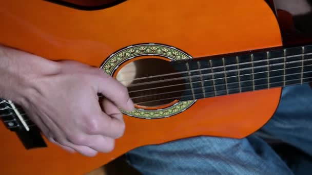 Χέρια Που Παίζουν Ακουστική Κιθάρα — Αρχείο Βίντεο