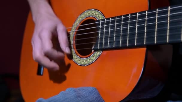 Tangan Bermain Gitar Akustik — Stok Video