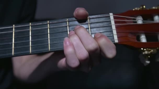 Ruce Hrál Akustickou Kytaru — Stock video