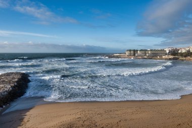   Portekiz 'in Ericeira köyündeki Güney Sahili manzarası.