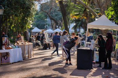 Lizbon, Portekiz. 06 Şubat 2022. Lizbon şehir merkezindeki Estrela bahçesindeki el sanatları ve tasarım pazarının manzarası