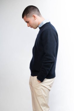 Stüdyo fotoğrafçısı pozu veren genç adamlar