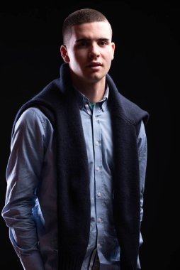 Stüdyo fotoğrafçısı pozu veren genç adamlar