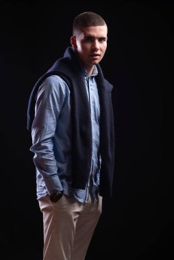 Stüdyo fotoğrafçısı pozu veren genç adamlar