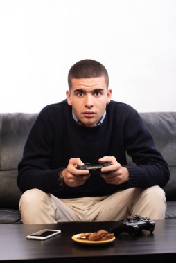 Gençler video oyunu oynuyorlar.