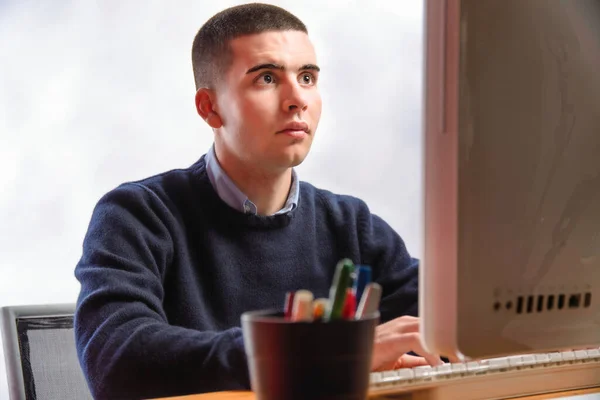Evdeki Bilgisayarda Çalışan Gençler Çevrimiçi Okul — Stok fotoğraf