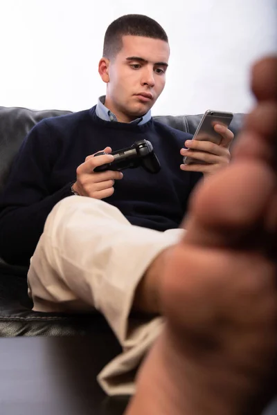 Homens Jovens Jogando Jogos Vídeo Tempo Lazer — Fotografia de Stock