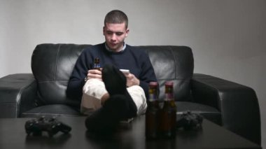 Gençler bira içip futbol maçı izliyorlar, boş vakitleri var.