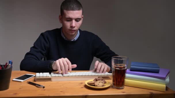 Jonge Mannen Die Thuis Computer Werken Online School — Stockvideo