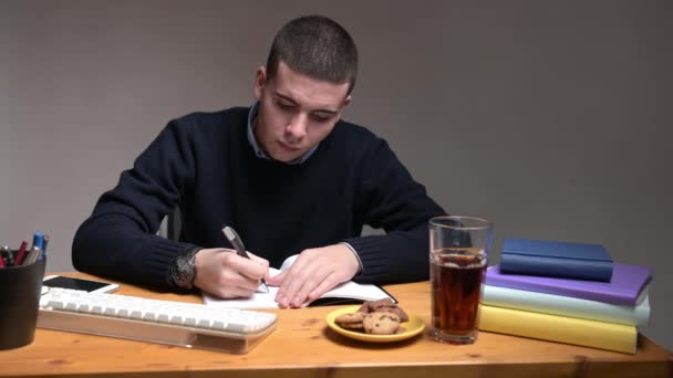 Junge Männer Die Ein Buch Schreiben Und Hause Computer Arbeiten — Stockvideo