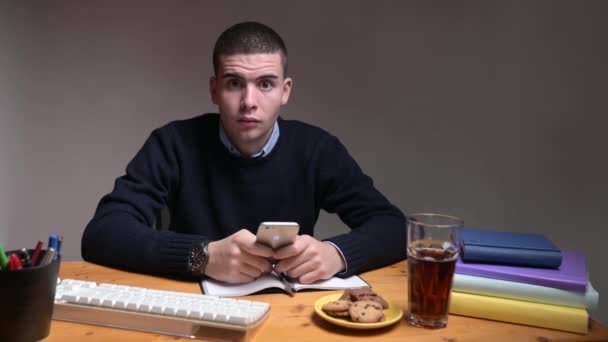 Junge Männer Die Zum Telefon Greifen Und Hause Computer Arbeiten — Stockvideo