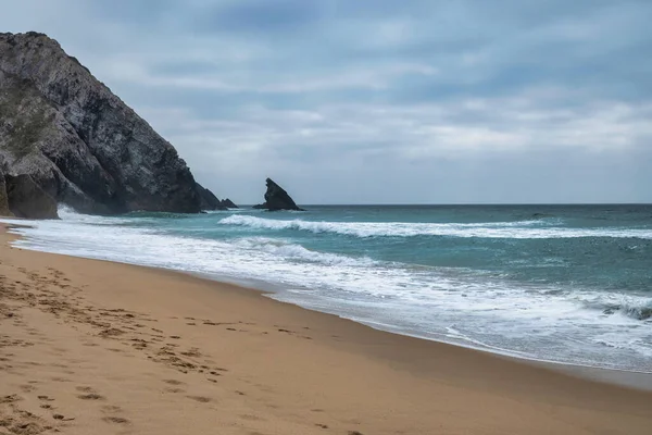 Sintra Portekiz 'deki Adraga plajı manzarası.