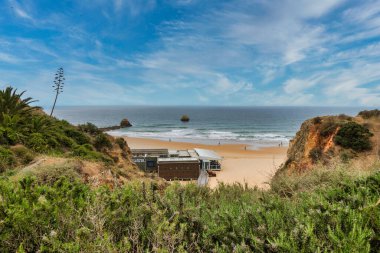 Portekiz, Algarve 'deki Portimao' daki Rocha plajı manzarası.
