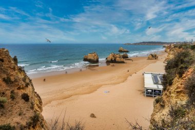 Portekiz, Algarve 'deki Portimao' daki Rocha plajı manzarası.