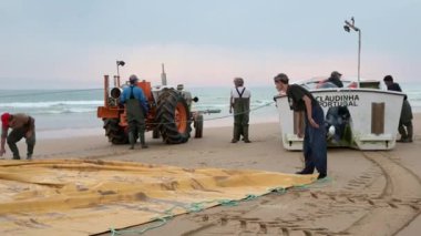 Almada, Portekiz. 13 Temmuz 2022. Almada Portekiz 'de Fonte da Telha plajında çalışan balıkçılar.