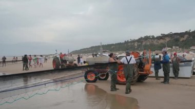 Almada, Portekiz. 13 Temmuz 2022. Almada Portekiz 'de Fonte da Telha plajında çalışan balıkçılar.