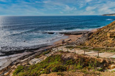 Ericeira 'daki Pedra Branca plajı, Ericeira Portekiz' deki dünya sörf rezervlerinin bir parçasıdır..