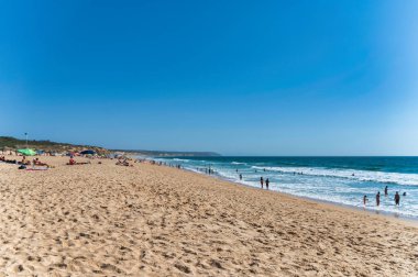 Sesimbra, Portekiz. 20 Temmuz 2022. Sesimbra Portekiz 'deki Albufeira Plajı..