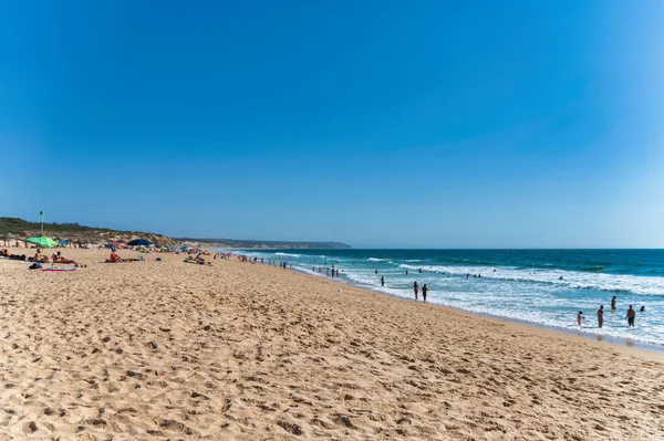Sesimbra, Portekiz. 20 Temmuz 2022. Sesimbra Portekiz 'deki Albufeira Plajı..