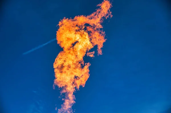 風船バーナーからの青い空に火の玉 — ストック写真