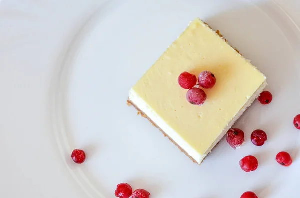 bir cheesecake çilek ile