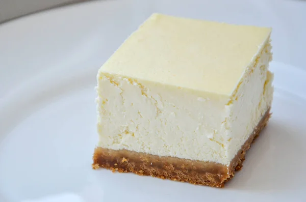 Beyaz Tabakta Bir Parça Cheesecake — Stok fotoğraf