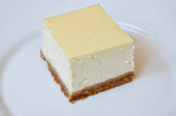 Beyaz tabakta bir parça cheesecake