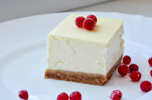 Bir Cheesecake Çilek Ile — Stok fotoğraf