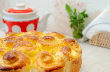 Bir dilim limonlu turta ve kırmızı tabakta bir fincan çay.