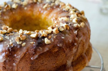 Limonlu ve fındıklı yuvarlak kek.