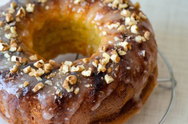 Limonlu ve fındıklı yuvarlak kek.