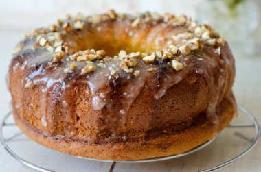 Limonlu ve fındıklı yuvarlak kek.