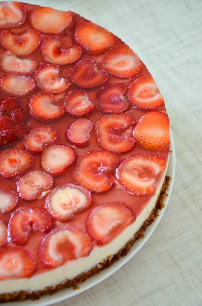 Çilekli tart ve krema.