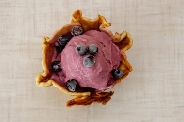 Belçika waffle 'ı ve böğürtlenli meyveli dondurma