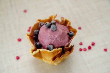 Belçika waffle 'ı ve böğürtlenli meyveli dondurma