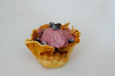 Belçika waffle 'ı ve böğürtlenli meyveli dondurma