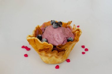 Belçika waffle 'ı ve böğürtlenli meyveli dondurma