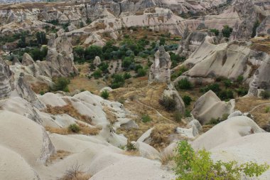 Çölde, kumların ve kayaların arasında antik ve gizemli bir şehir. Yarı kumla kaplı, sivri çatılı evlerin kalıntıları.