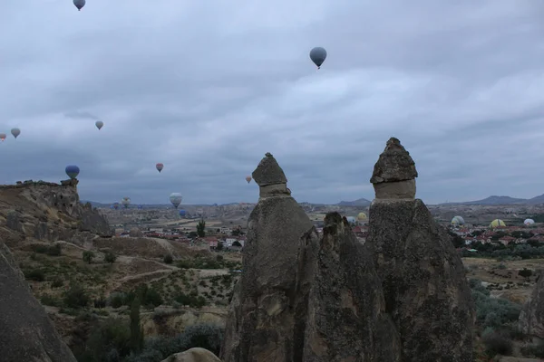 Viele Heißluftballons Mit Menschen Himmel Über Scharfen Grauen Felsen Einem — Stockfoto