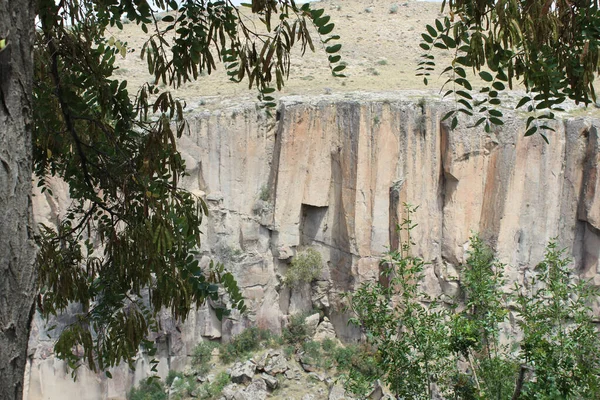 Ein Felsiges Tal Unter Einer Felswand Aus Grauen Felsen Darunter — Stockfoto