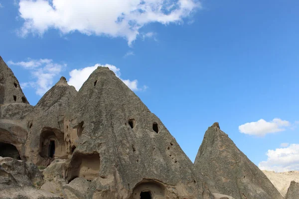 Sisa Sisa Rumah Kuno Yang Dibuat Dalam Batuan Berbentuk Kerucut — Stok Foto